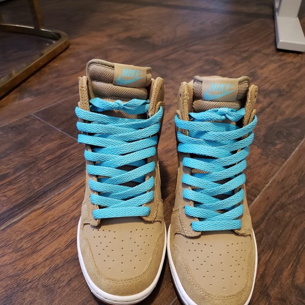 Nike dunk sky hi size 6 women. Tan